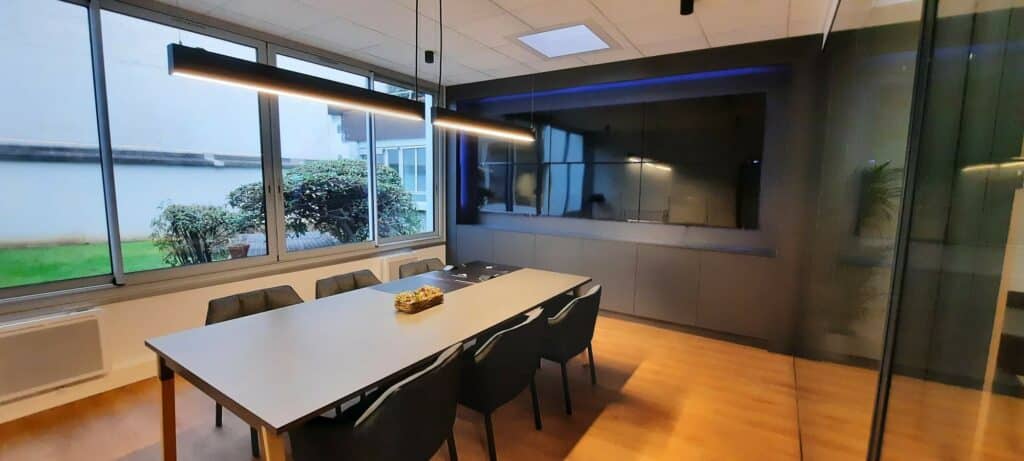 Réalisation d’un plateau de bureau de 200m² dans un immeuble rue de Reuilly à Paris 12 pour une société de service informatique.